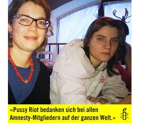 Manon_Schick, Direktorin von Amnesty International Schweiz, mit Ekaterina Samutsevich, Sängerin von Pussy Riot, welche acht Monate im Gefängnis verbrachte