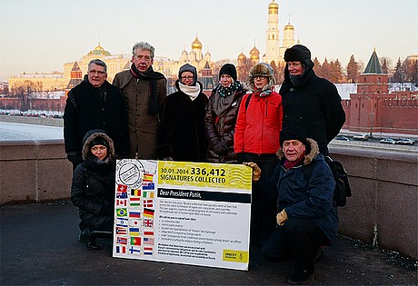 Petitionsübergabe in Moskau, 30.1.2014 - acht europäische Direktorinnen und Direktoren von Amnesty International die in 112 Ländern gesammelten 336'412 Unterschriften an die russische Präsidialverwaltung in Moskau.